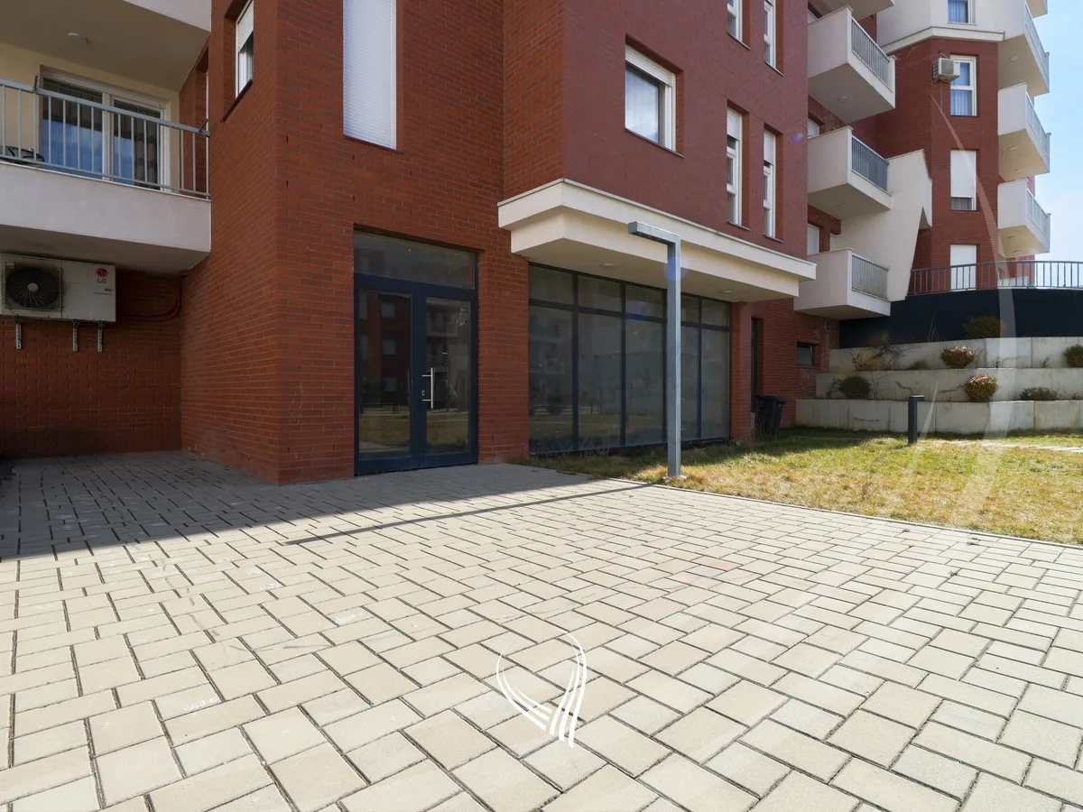 Lokal 316m2 në shitje në lagjen Kalabria – Emshir
