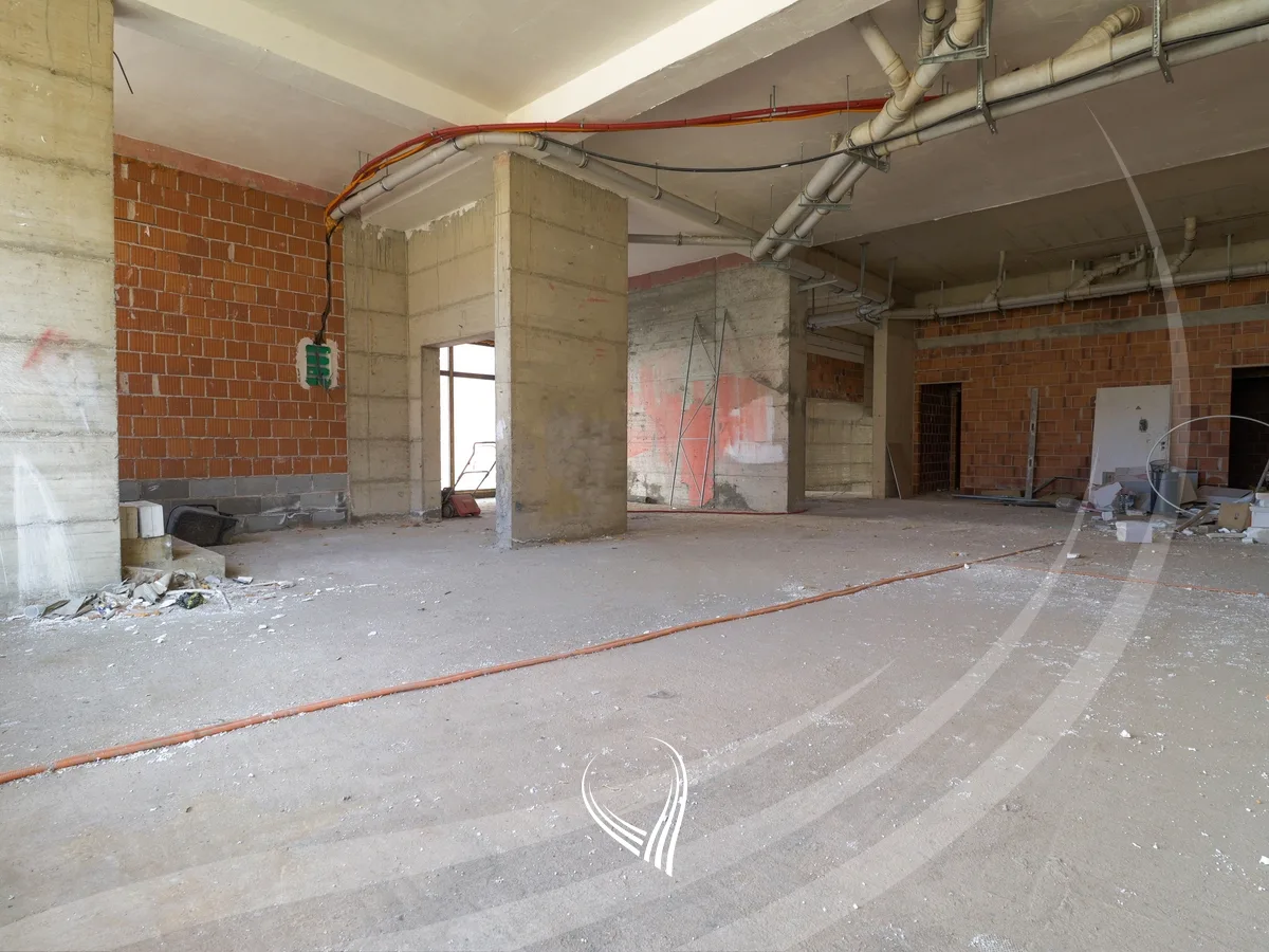 Lokal 316m2 në shitje në lagjen Kalabria – Emshir
