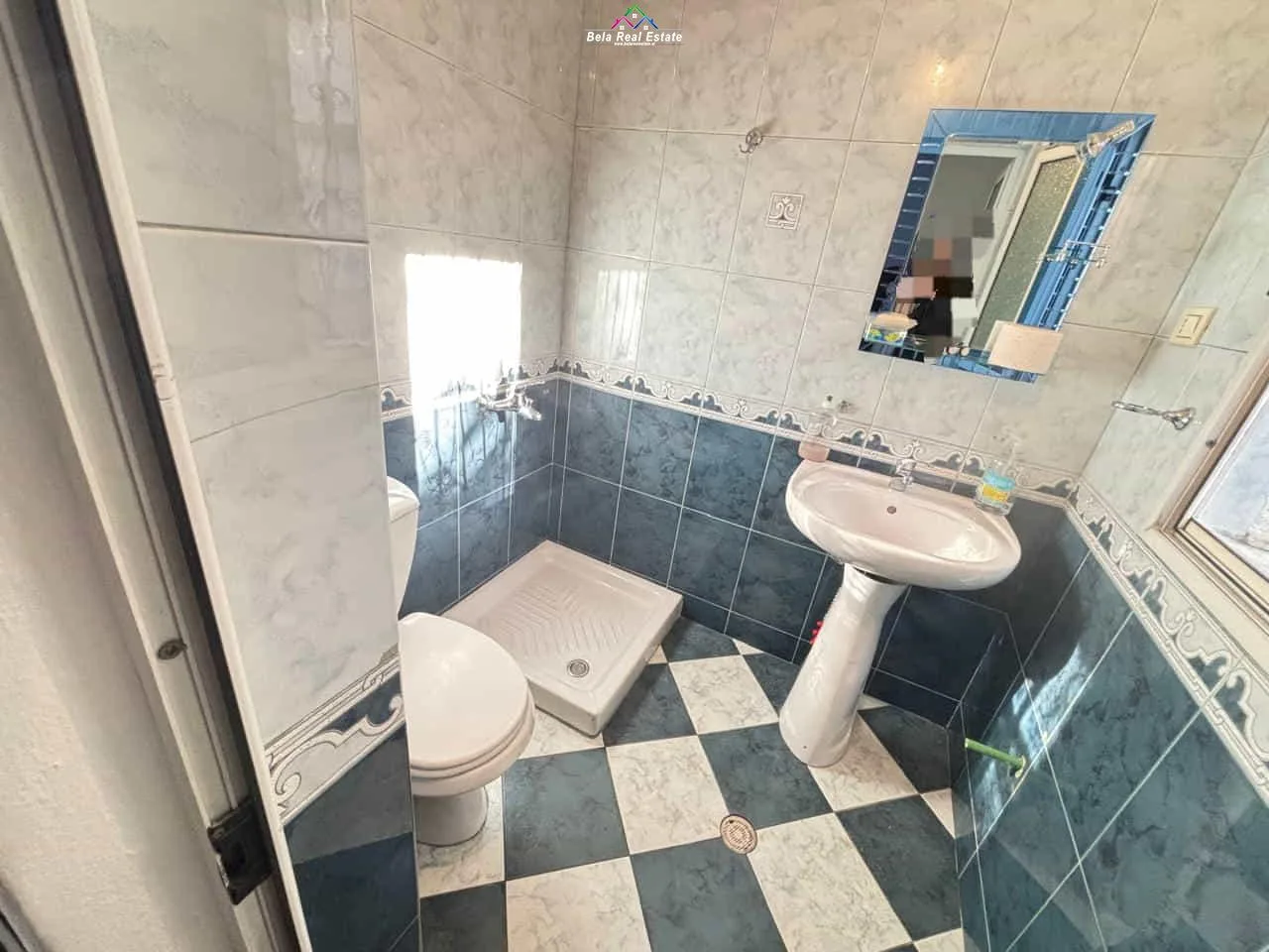 Zyre Me Qera Tek Zogu i Zi (ID BZ2774) Tirane