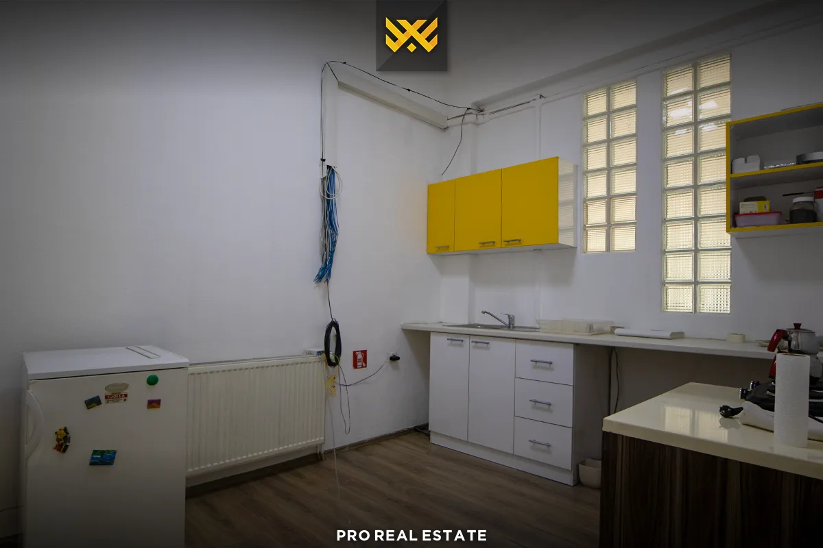 Zyrë 150m² me #QIRA në Qendër.