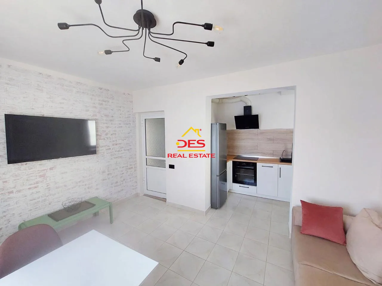 Shitet apartament 2+1 në delvinë
