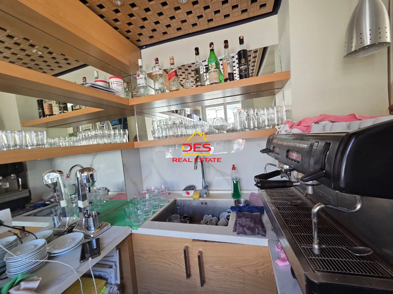 Shitet ambient biznesi (bar-lokal) pranë mobileri aliko, vlorë