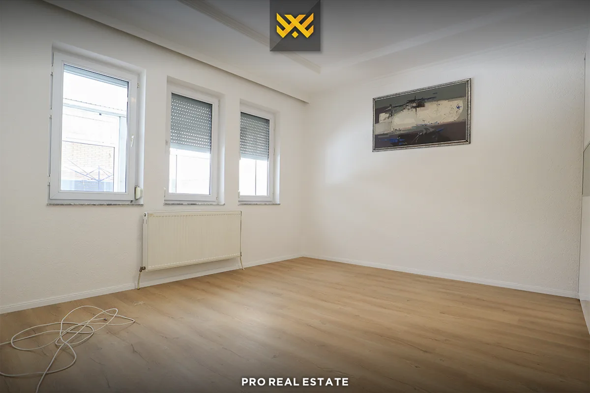 Banesë - Zyre 280m² + 130m² terasë me #QIRA në Qendër.