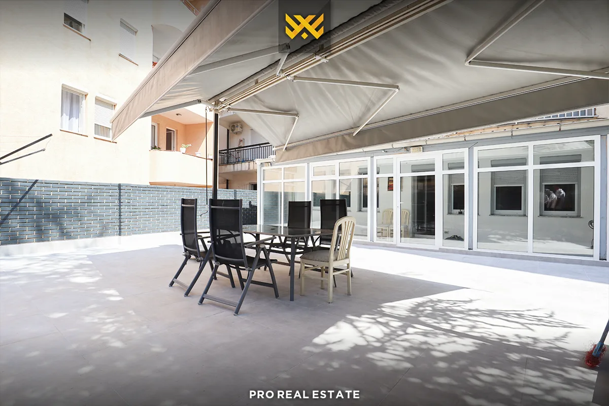 Banesë - Zyre 280m² + 130m² terasë me #QIRA në Qendër.