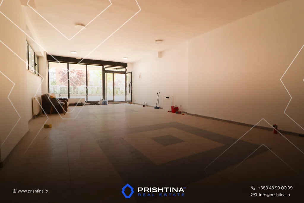 Lokal me qira 76m² në Rrugën Muharrem Fejza