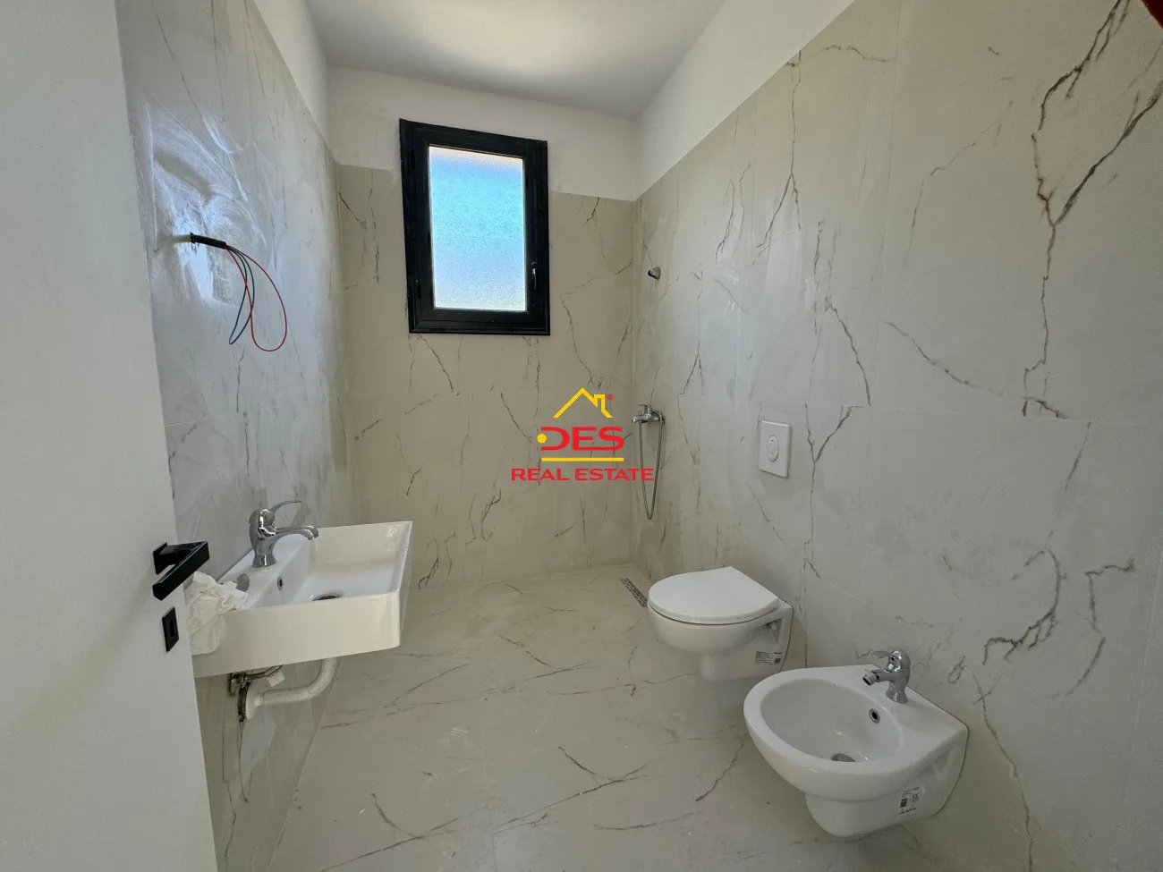 Shitet apartament 1+1 + garazh në radhimë ,vlorë.