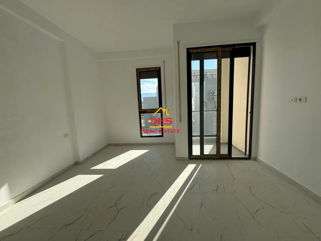 Shitet apartament 1+1 + garazh në radhimë ,vlorë.