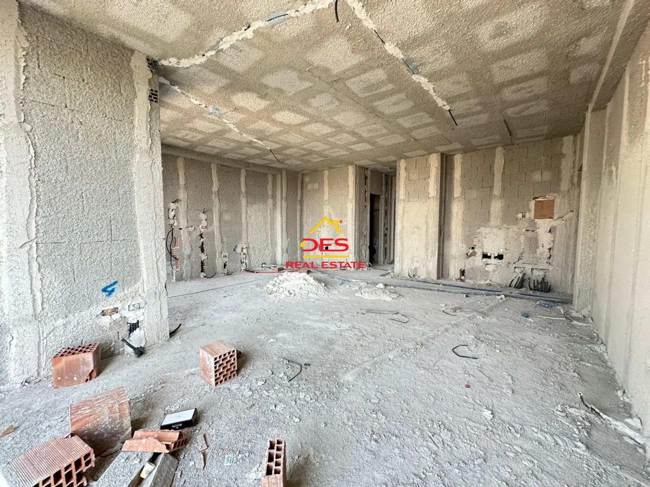 Shitet apartament 2+1 pranë shkollës ali demi,vlorë