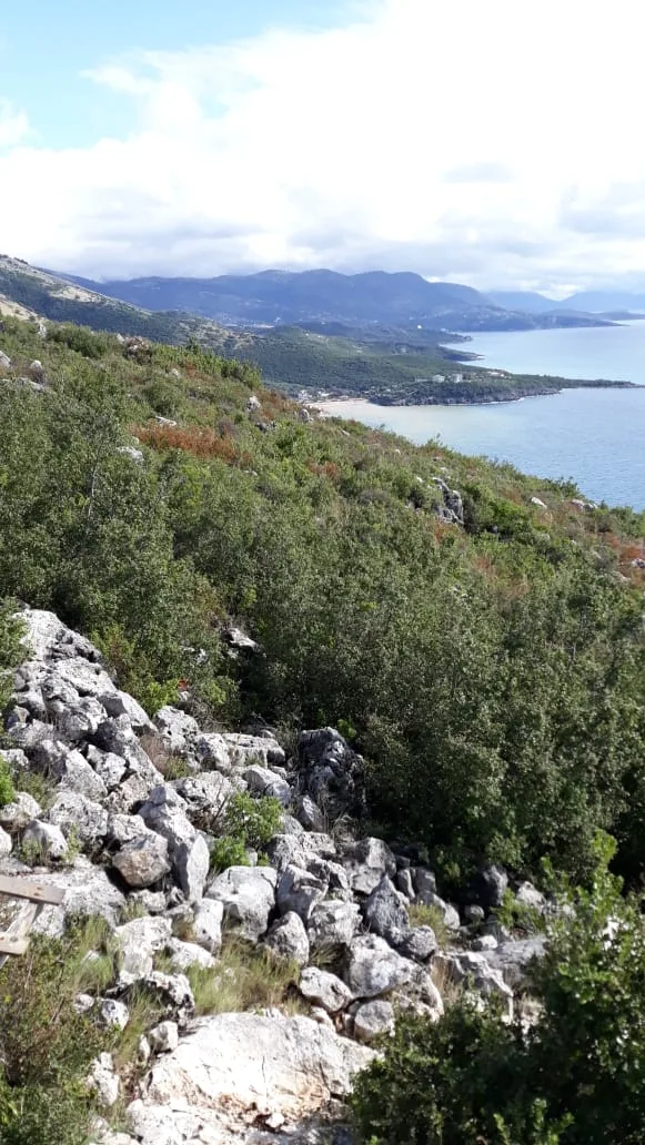 Shitet tokë arë afër plazhit të jalit vuno, himarë