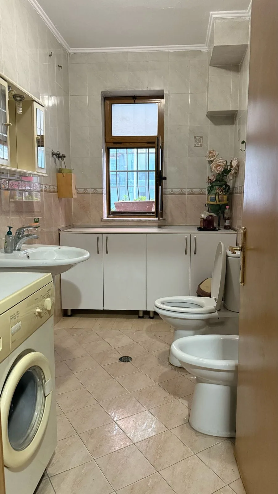 Apartament me qera 2+1+zyre tek Myslym Shyri (ID B221301) Tirane.