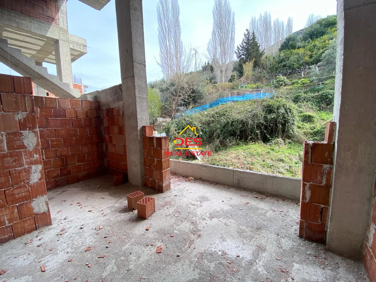 Shitet apartament 1+1 me këste në kodër lungomare.