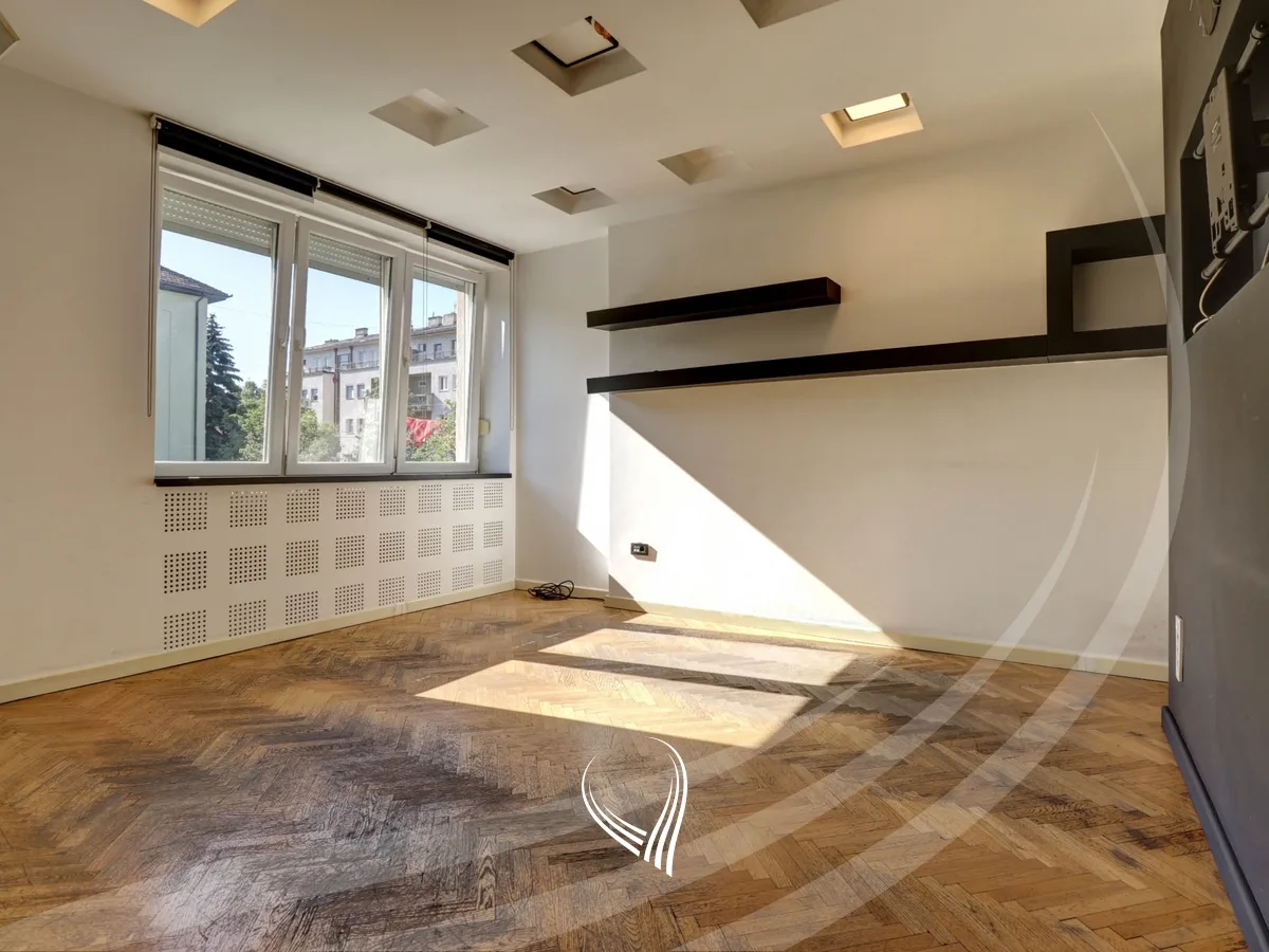 Zyre me 3 dhoma pune me qira në Qendër