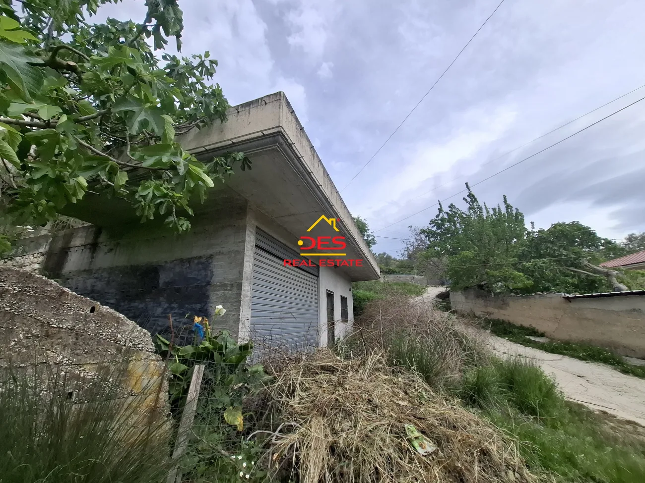 Shitet ndërtes + truall pranë ish-fabrikës së çimentos, vlorë