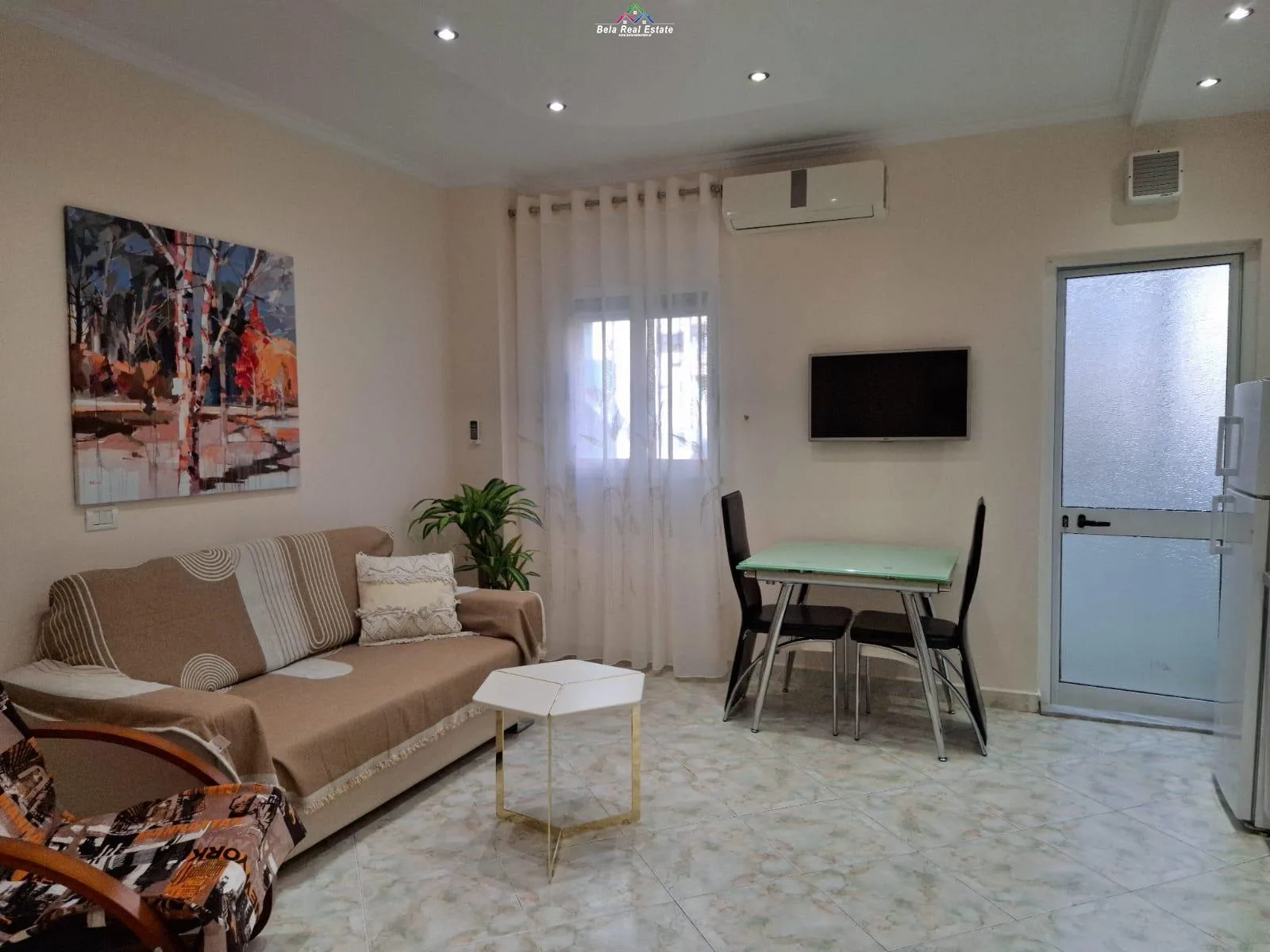Apartament Me Qera 1+1 Tek Komuna e Parisit (ID B2101067) Tirane.