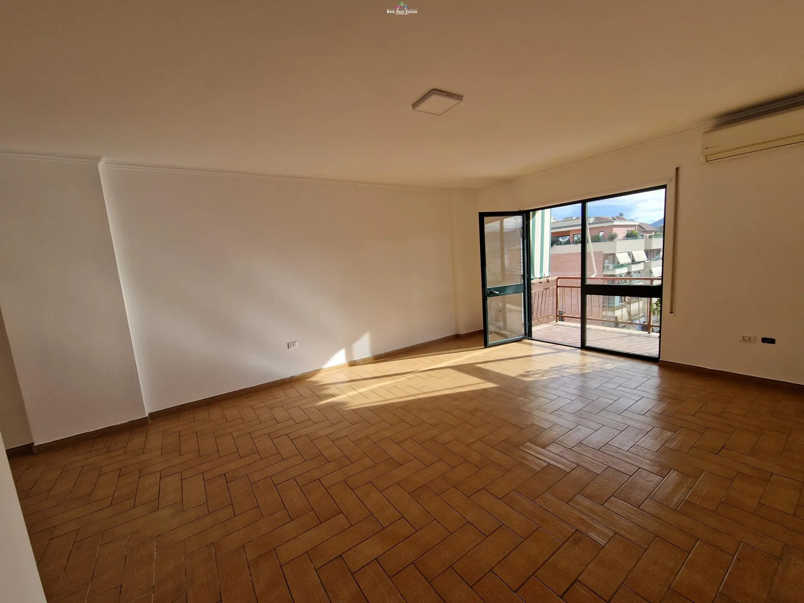 Zyre Me Qera 3+1 Ne Bllok (ID BZ2581) Tirane