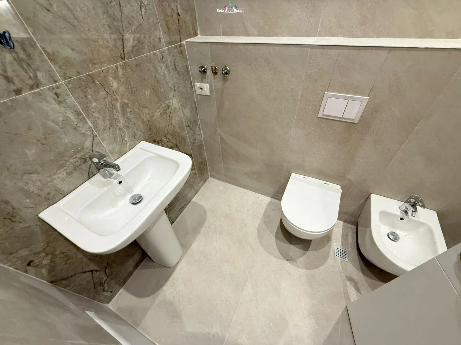 Zyre Me Qera 2+1 Tek Komuna e Parisit (ID BZ2814) Tirane
