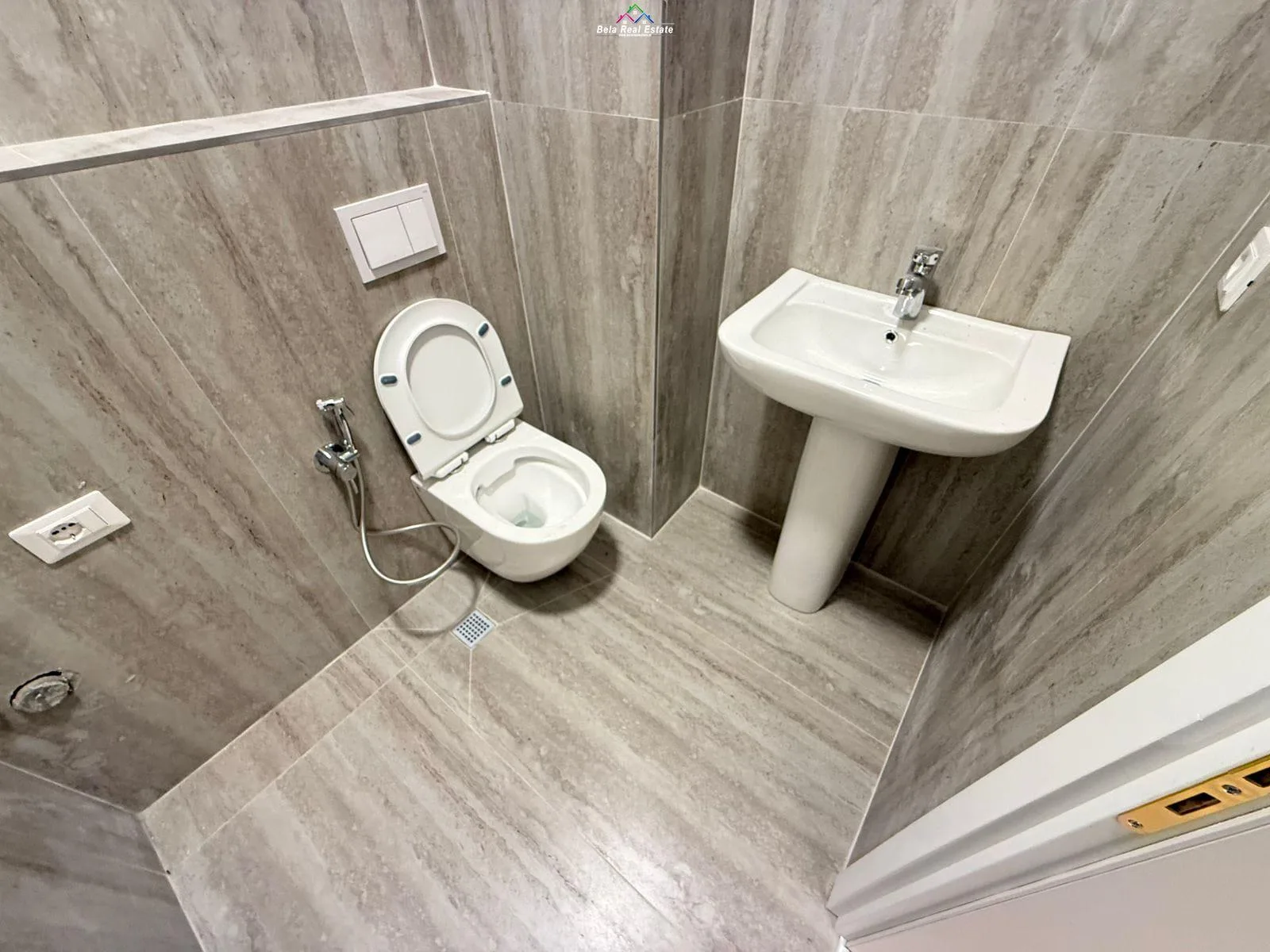 Zyre Me Qera 2+1 Tek Komuna e Parisit (ID BZ2814) Tirane
