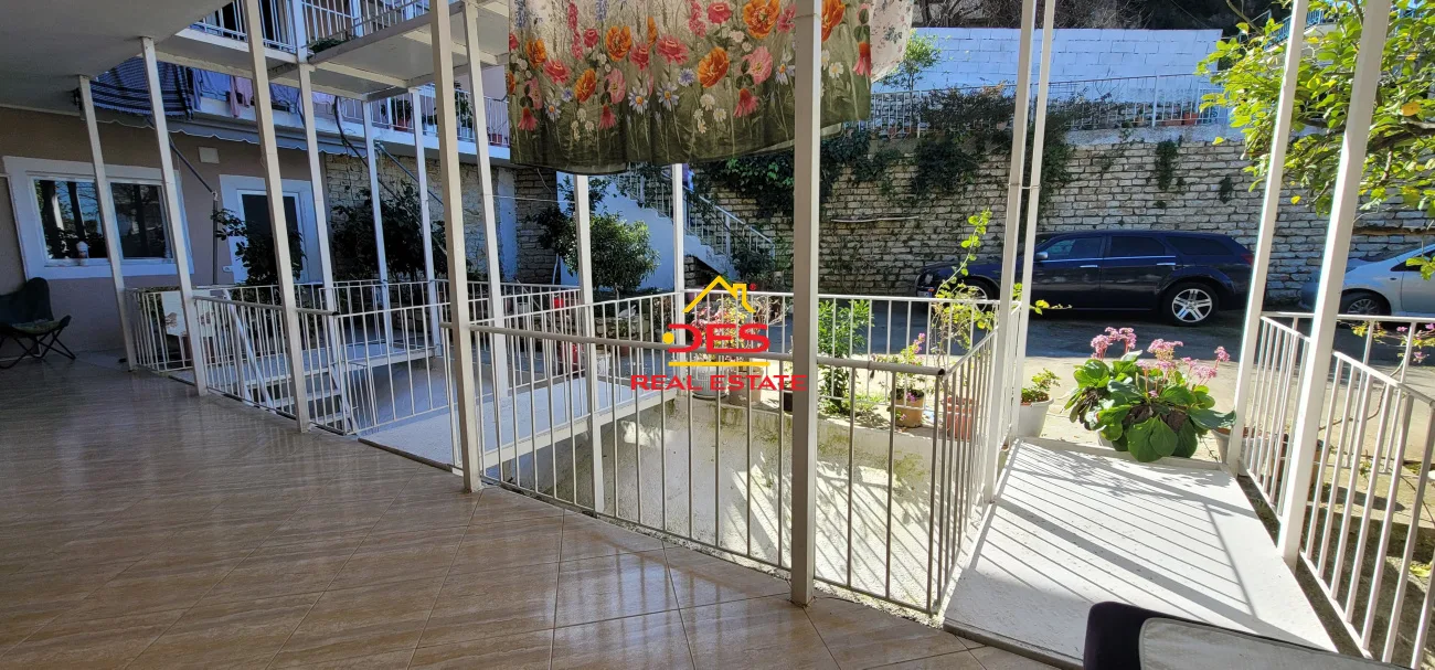 Jepen dhoma plazhi me qira në ujë të ftohtë + minimarket ,vlorë