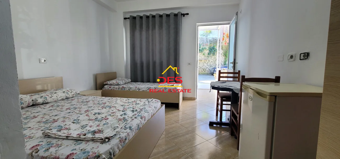 Jepen dhoma plazhi me qira në ujë të ftohtë + minimarket ,vlorë