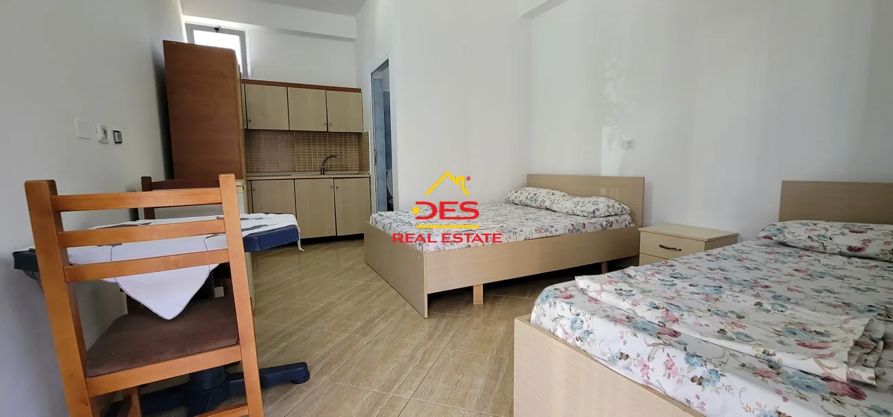 Jepen dhoma plazhi me qira në ujë të ftohtë + minimarket ,vlorë