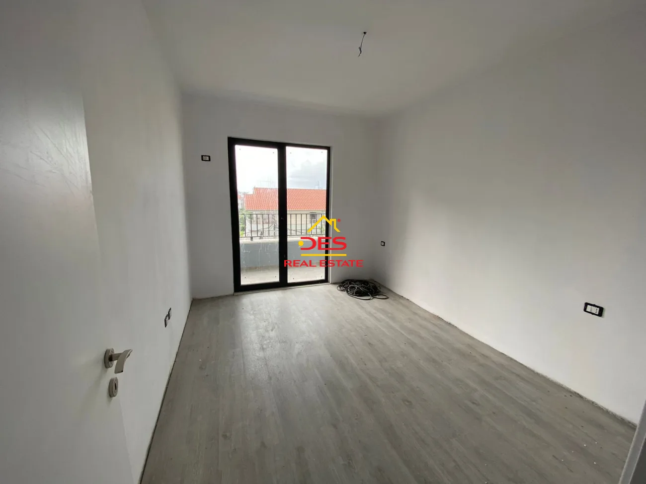 Shitet apartament 2+1, kamëz, tiranë