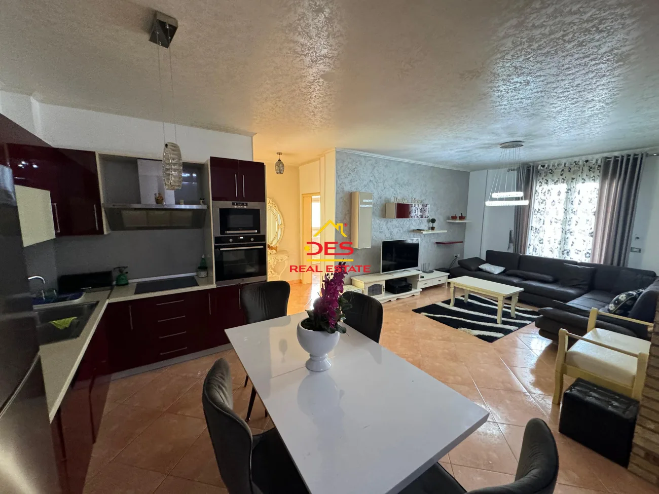 Jepet me qira apartament 2+1 në skelë përball stadiumit flamurtari.