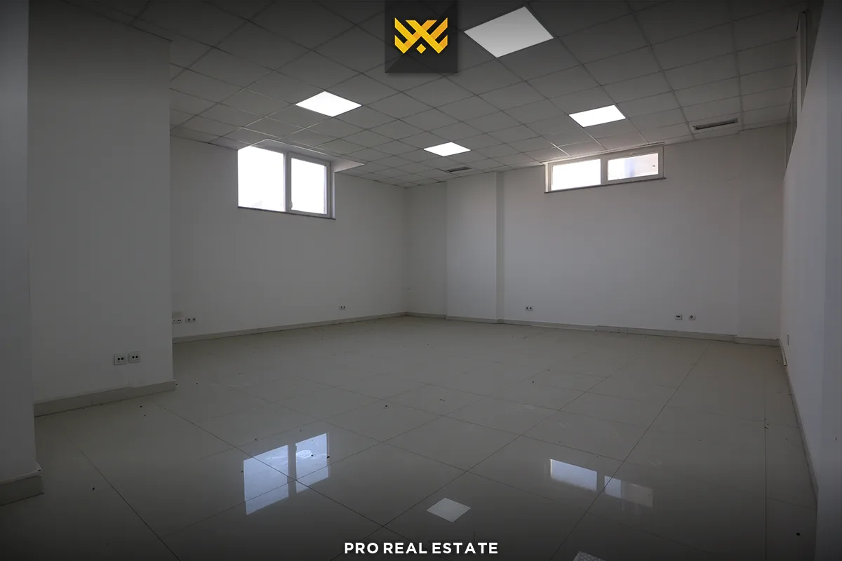 Objekt - Zyrë 1200m² me #QIRA në Fushë Kosovë.