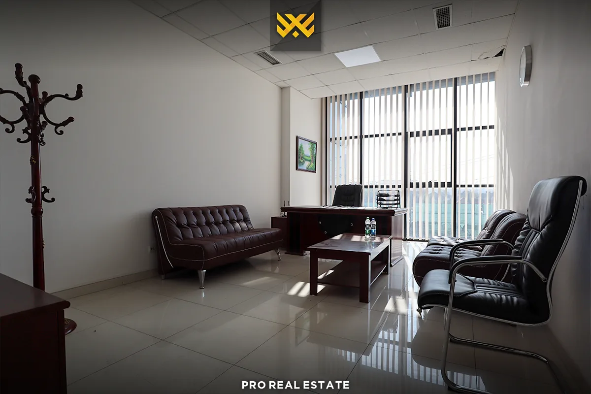 Objekt - Zyrë 1200m² me #QIRA në Fushë Kosovë.