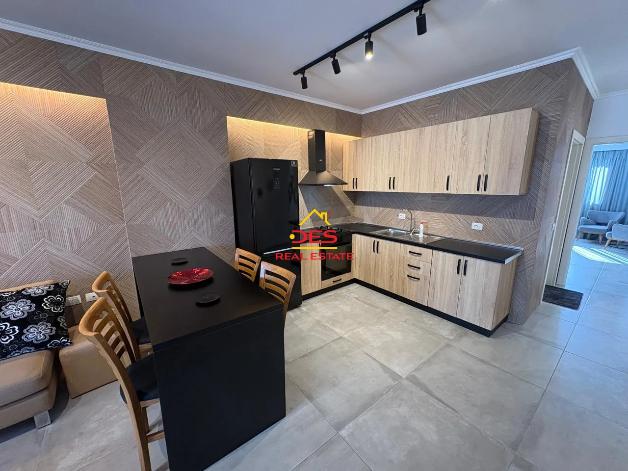 Jepet me qira apartament luksoz 2+1 te shtëpia e oficerave , vlorë