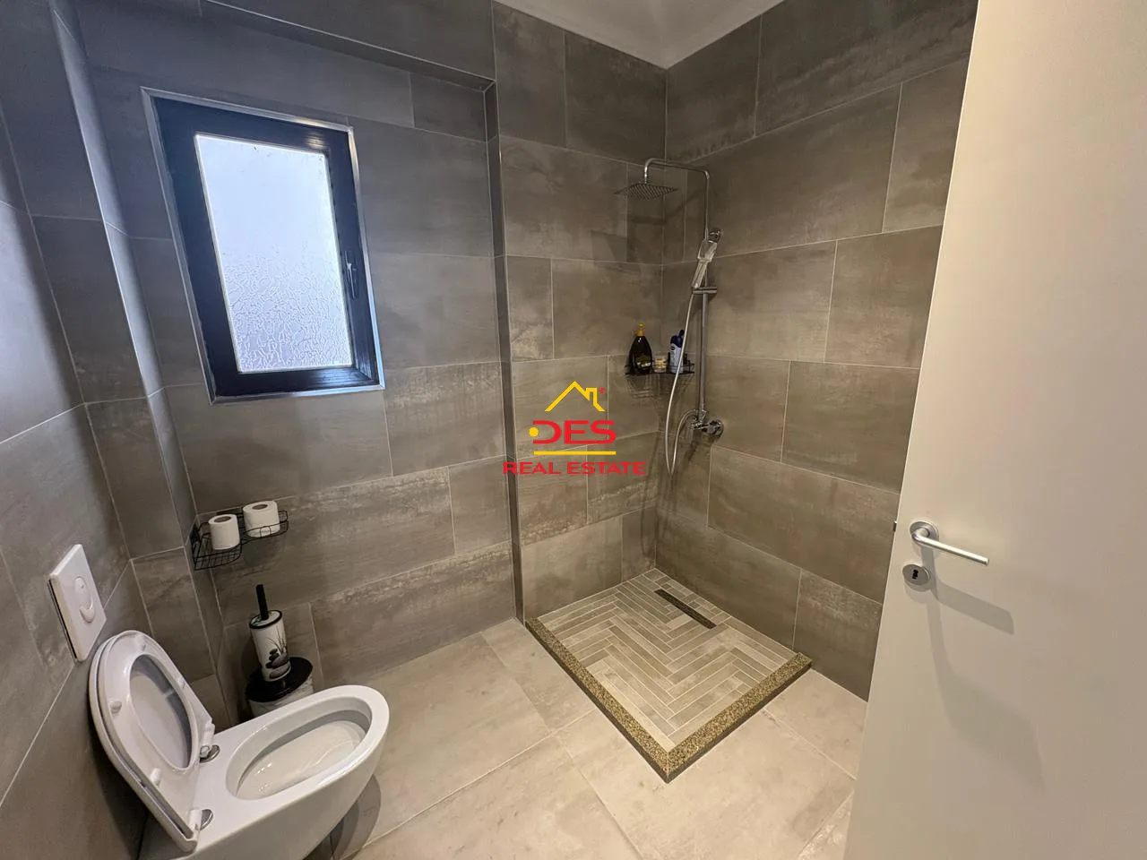 Jepet me qira apartament luksoz 2+1 te shtëpia e oficerave , vlorë