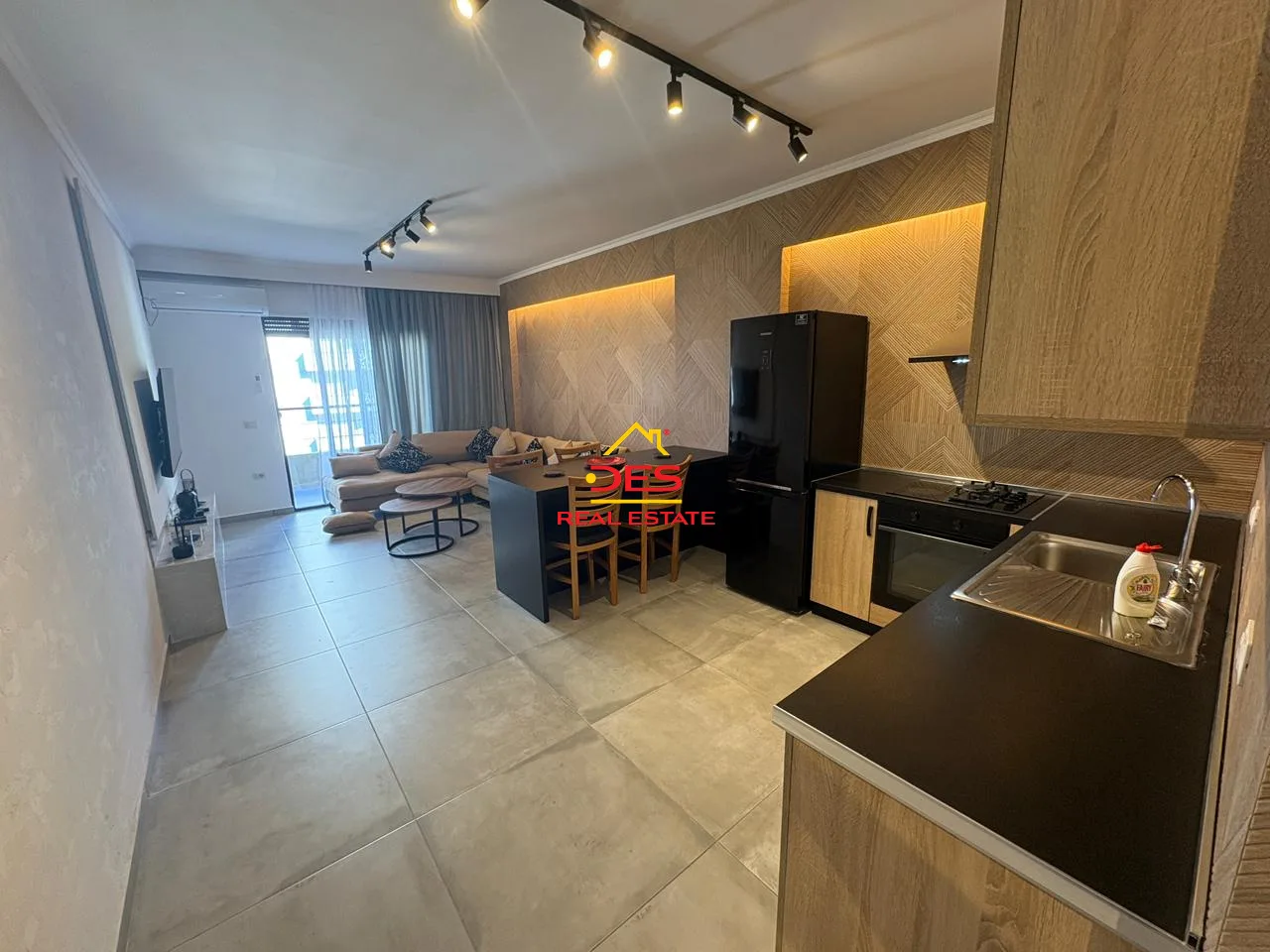 Jepet me qira apartament luksoz 2+1 te shtëpia e oficerave , vlorë