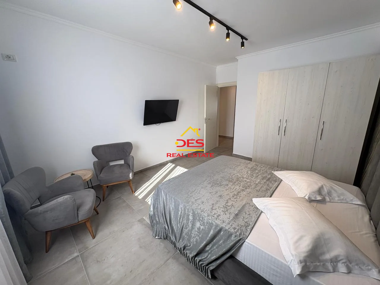 Jepet me qira apartament luksoz 2+1 te shtëpia e oficerave , vlorë