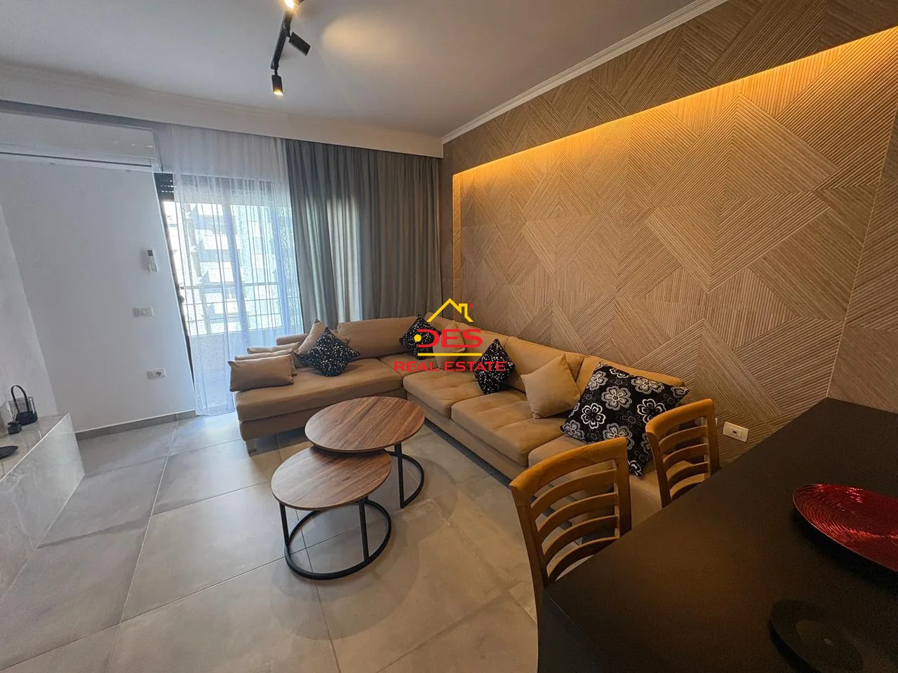 Jepet me qira apartament luksoz 2+1 te shtëpia e oficerave , vlorë