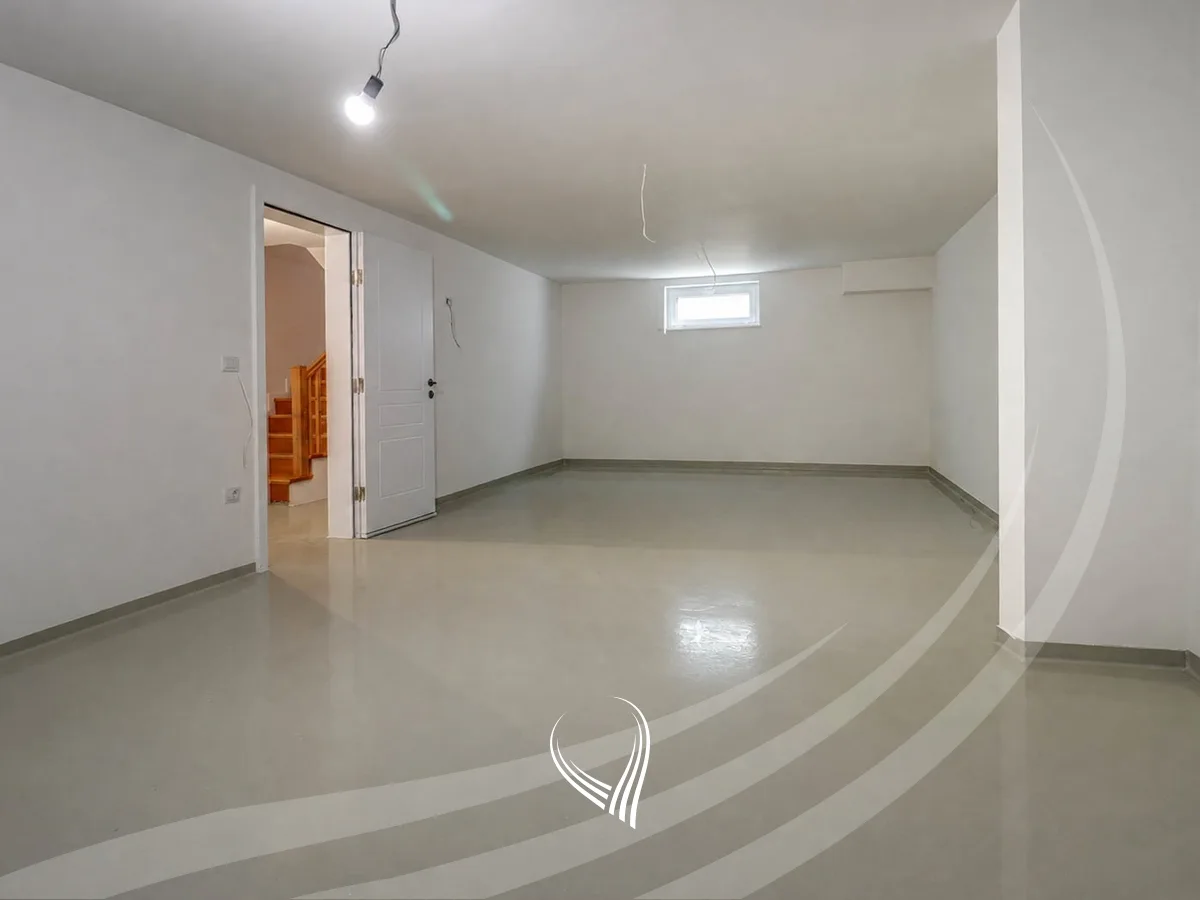 Shtëpi me 5 dhoma gjumi në shitje në lagjen Priam Village