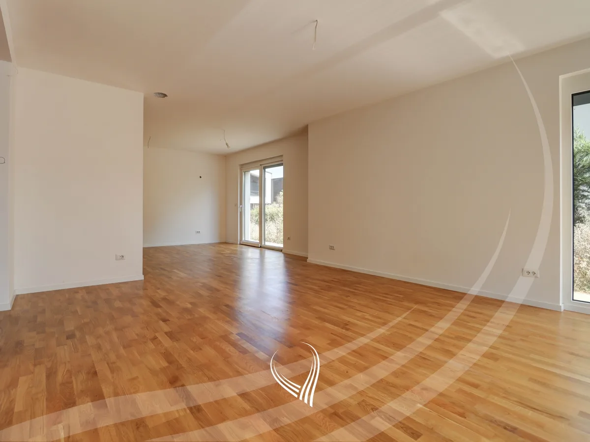 Shtëpi me 5 dhoma gjumi në shitje në lagjen Priam Village
