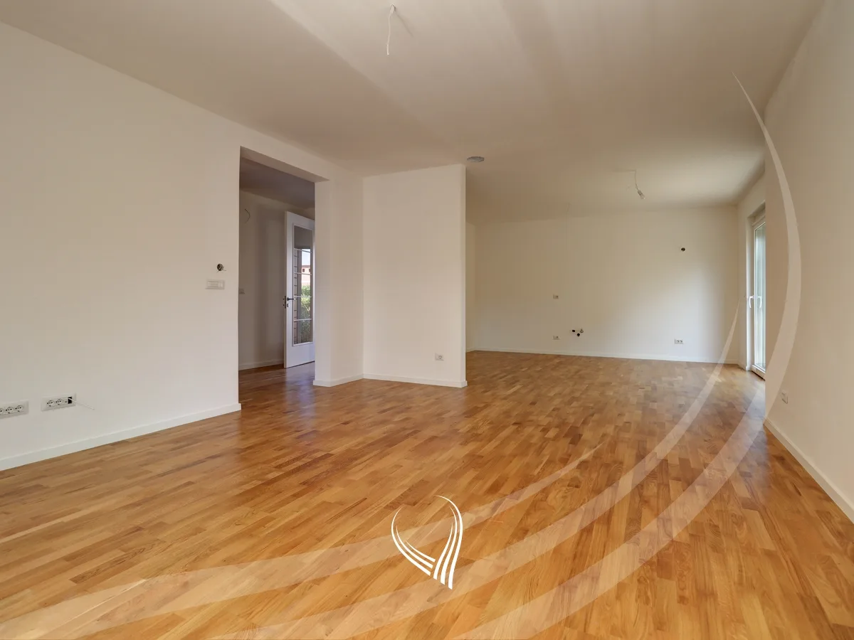 Shtëpi me 5 dhoma gjumi në shitje në lagjen Priam Village