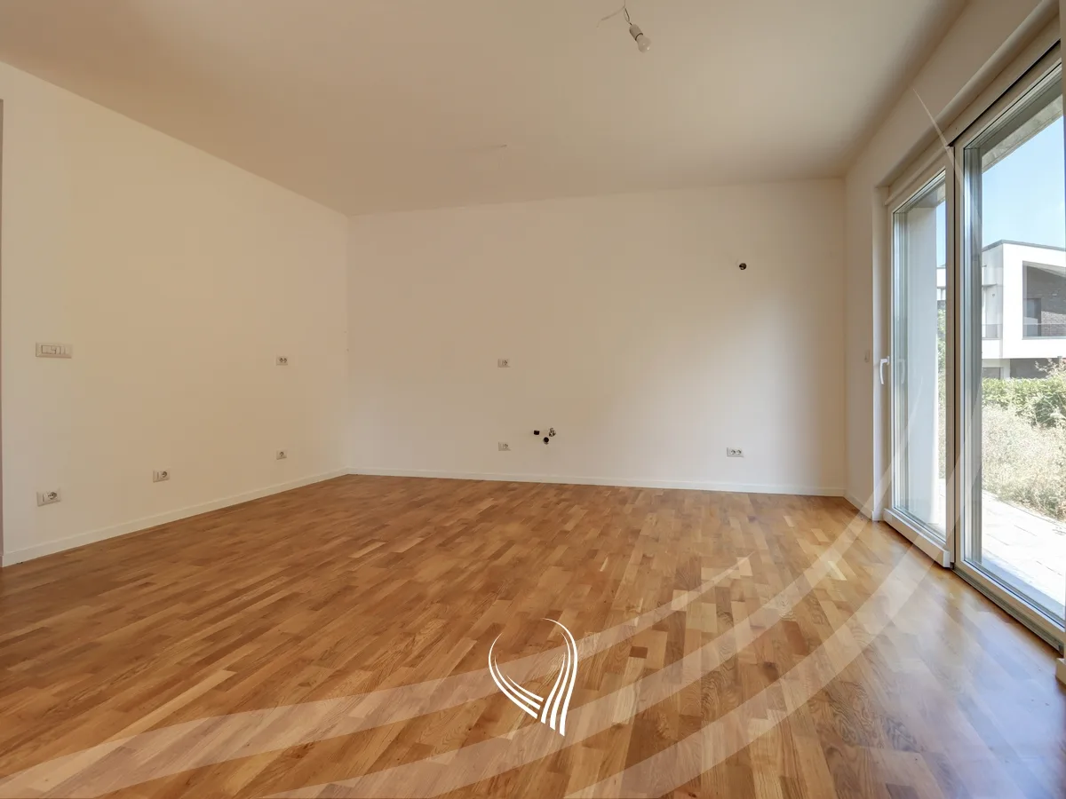 Shtëpi me 5 dhoma gjumi në shitje në lagjen Priam Village
