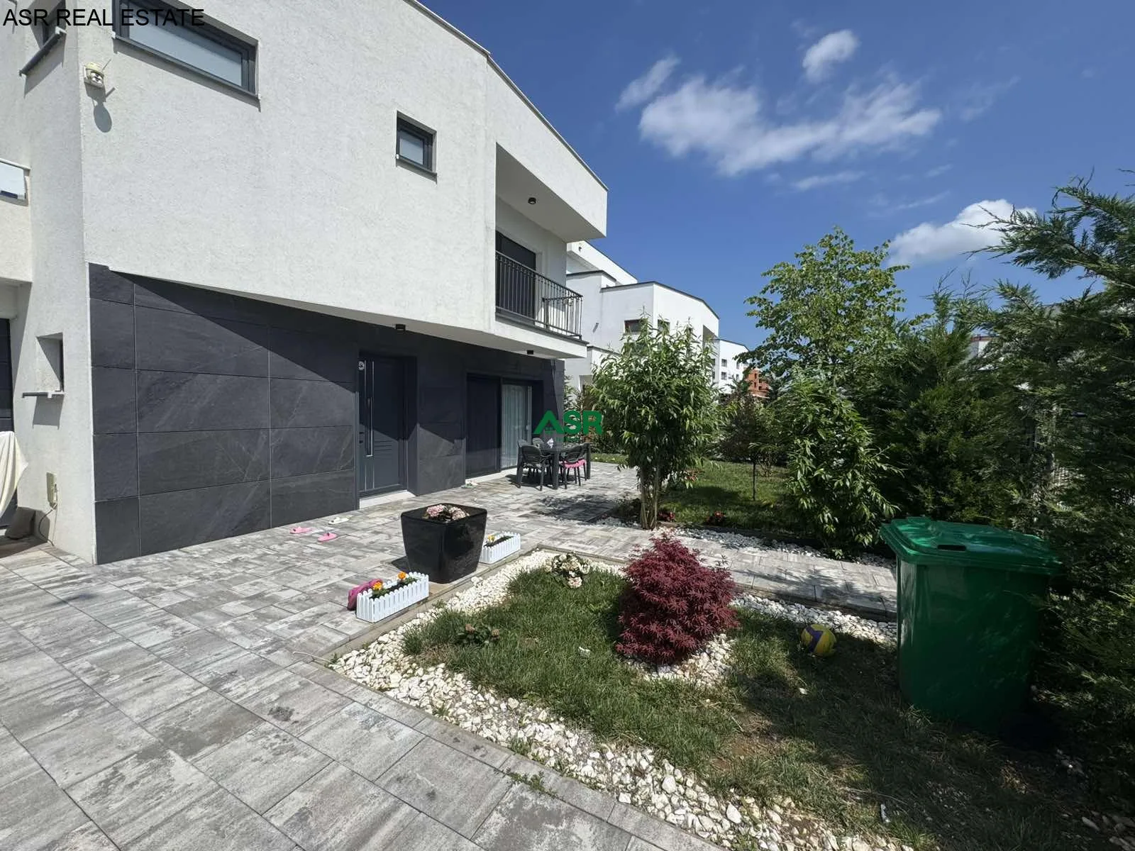 ID4354 Ofrohet SHTEPIA per SHITJE ne Bernice