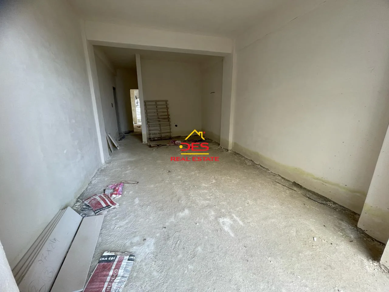 Shitet apartament 1+1 me këste në kodër lungomare.