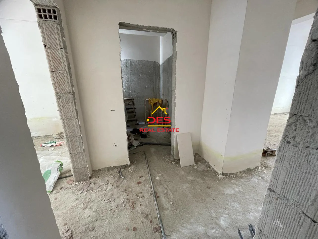 Shitet apartament 1+1 me këste në kodër lungomare.