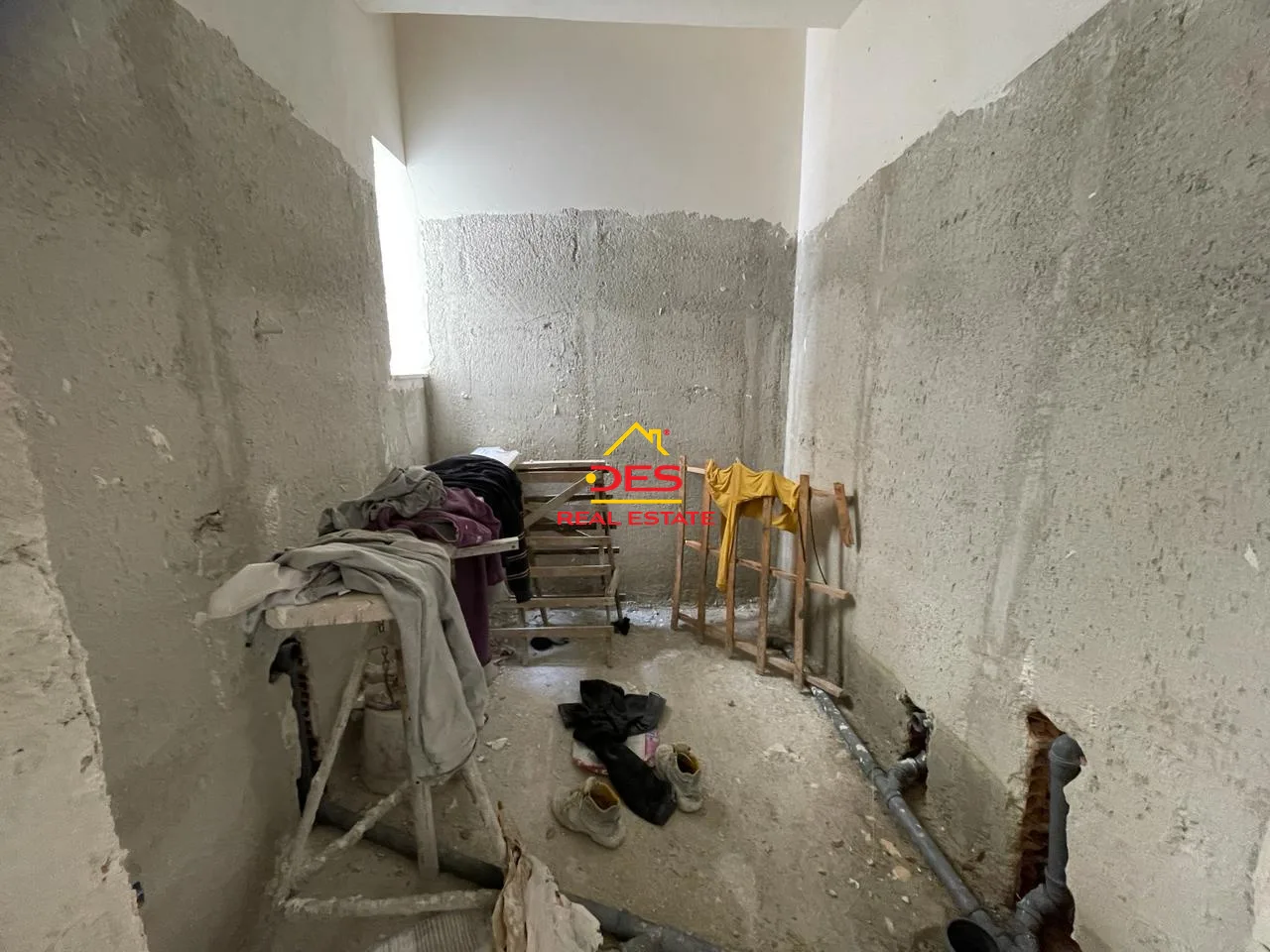 Shitet apartament 1+1 me këste në kodër lungomare.
