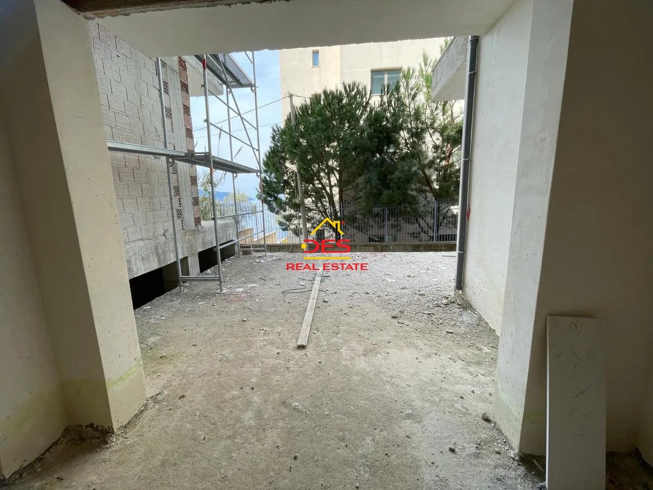 Shitet apartament 1+1 me këste në kodër lungomare.