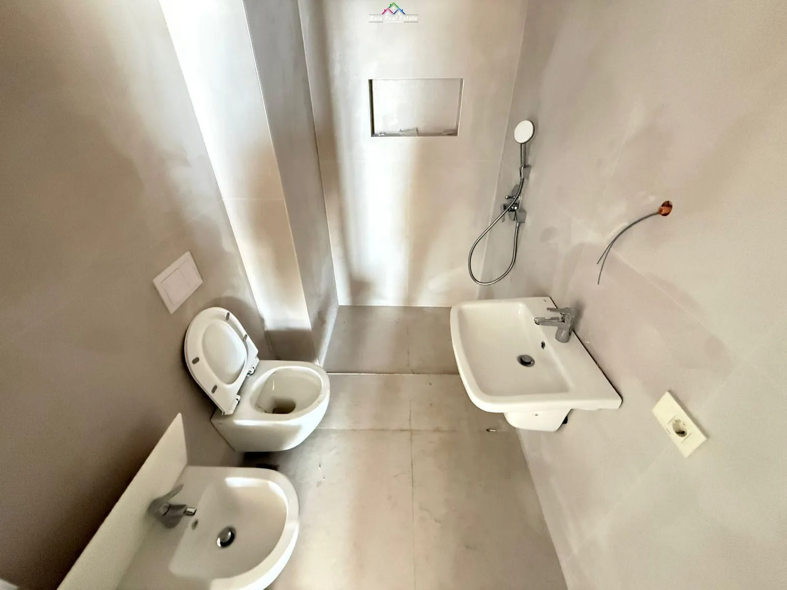 Zyre Me Qera 3+1 Tek Mine Peza (ID BZ2769) Tirane