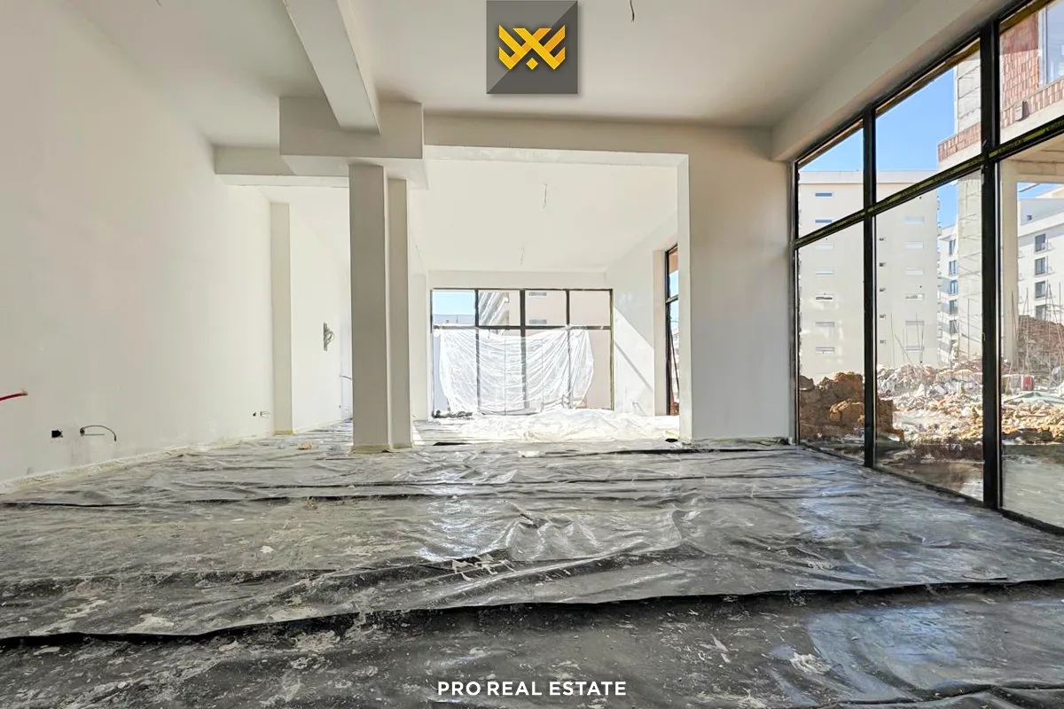 Lokal 246m² për #SHITJE te Rruga C