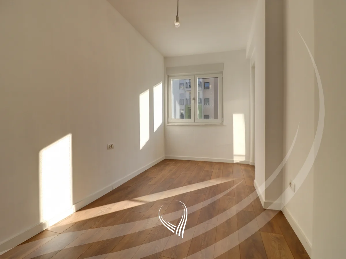 Banesë me 3 dhoma gjumi në shitje në lagjen Mati 1