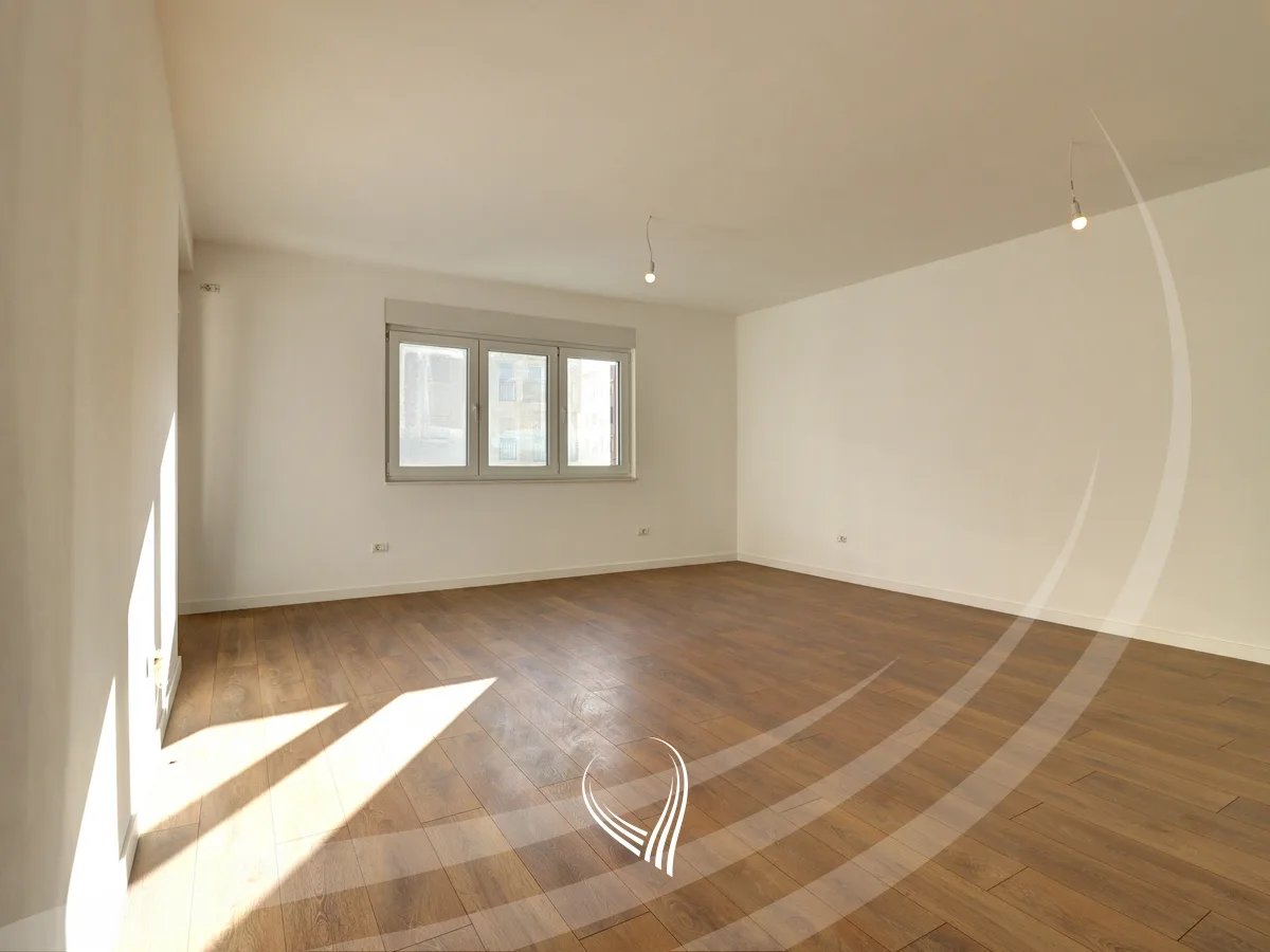 Banesë me 3 dhoma gjumi në shitje në lagjen Mati 1