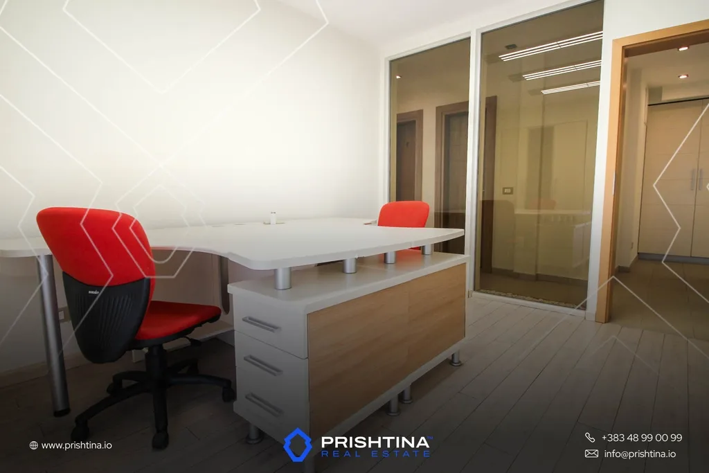 Zyrë me qira 160m² në Dardani