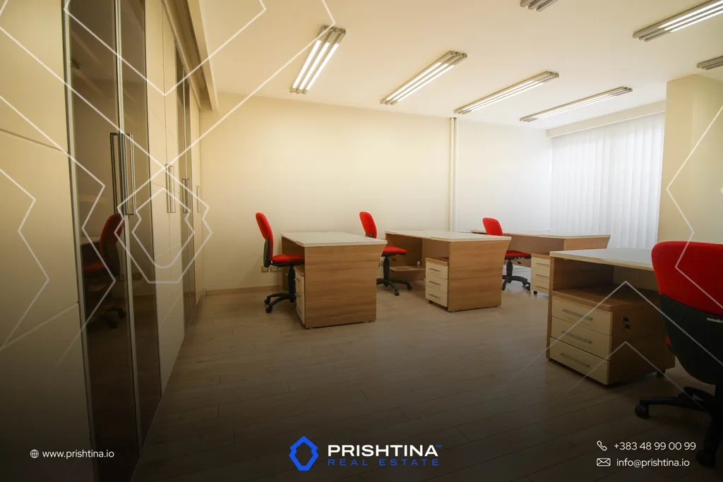 Zyrë me qira 160m² në Dardani