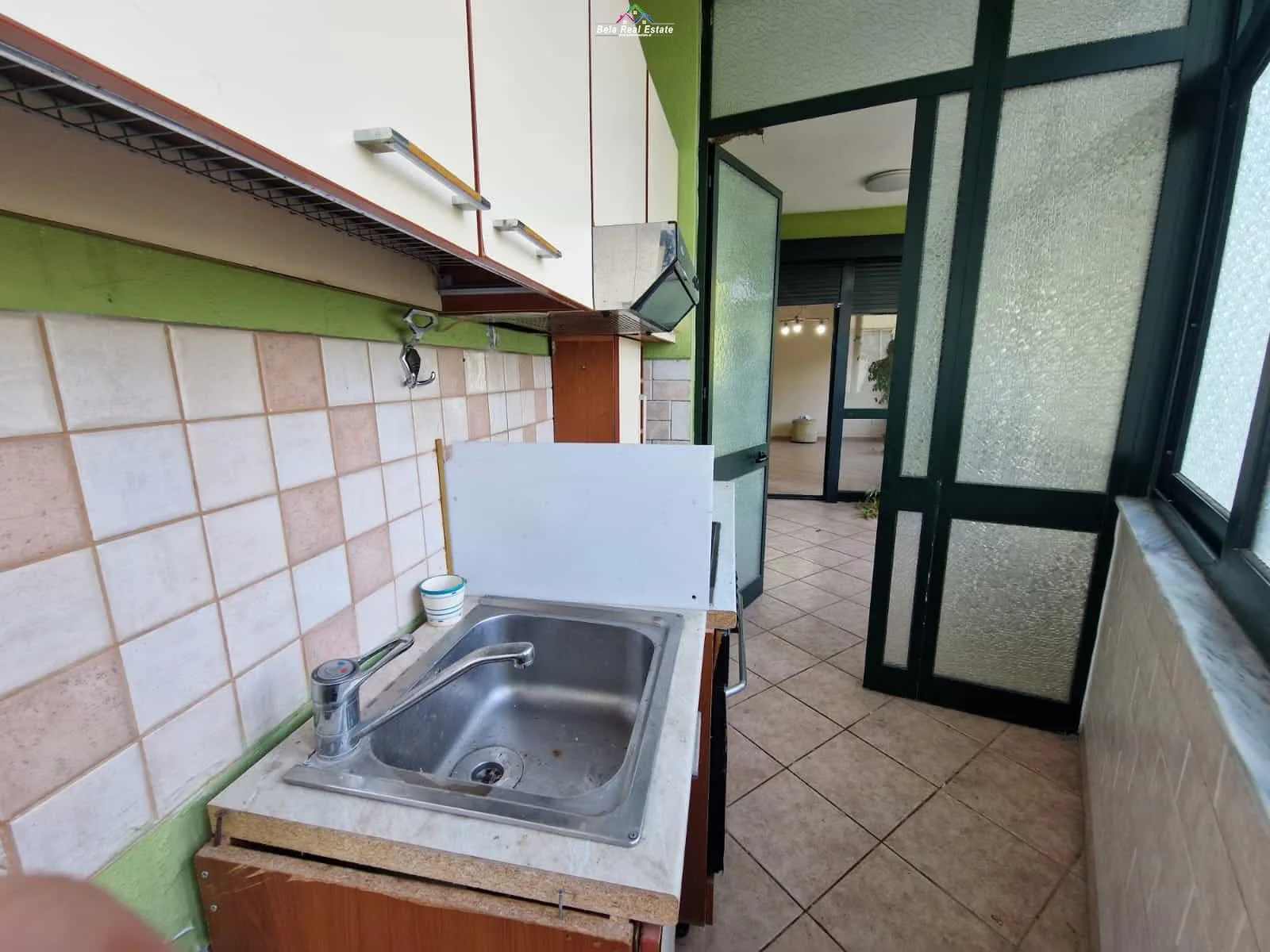 Zyre Me Qera Tek Ish Ekspozita (ID BZ2924) Tirane