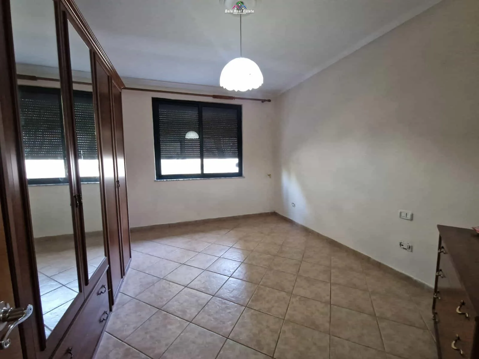 Zyre Me Qera Tek Ish Ekspozita (ID BZ2924) Tirane